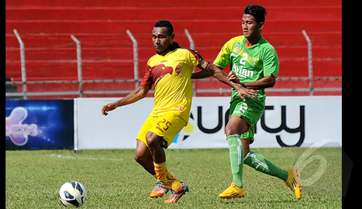 Pemain Belakang Persebaya, Putu Gede (kanan) berusaha merebut bola dari penyerang Sriwijaya FC, Titus Bonai saat laga SCM Cup 2015 di Stadion H Agus Salim, Padang (21/1/2015). Sriwijaya FC bermain imbang dengan Persebaya (1-1). (Liputan6.com/Johan Tallo)