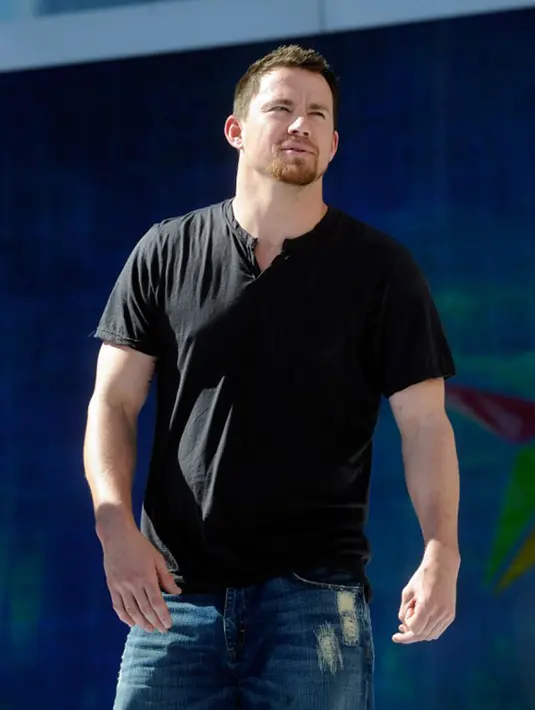 Ingin terlihat lebih seksi, cobalah untuk mengenakan tshirt vneck dalam setiap kencan anda. Busana atas dengan belahan V ini dapat membuat anda terlihat lebih macho. (John Ricard/Getty Images for BET/AFP)