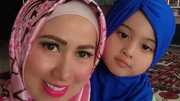 Kehadiran Vania Athabina dalam kehidupan Venna makin memberi keceriaan dalam hidupnya. Venna Melinda memang sangat ingin memiliki anak perempuan. (Liputan6.com/IG/@vennamelindareal)