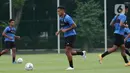 Pemain Timnas Indonesia U-22 saat mengikuti latihan perdana di Lapangan D, Kompleks Gelora Bung Karno, Senayan, Jakarta, Rabu (10/2/2021). Latihan perdana Timnas U-22 diikuti 31 pemain yang dipersiapkan untuk ajang SEA Games 2021 di Vietnam. (Liputan6.com/Helmi Fithriansyah)