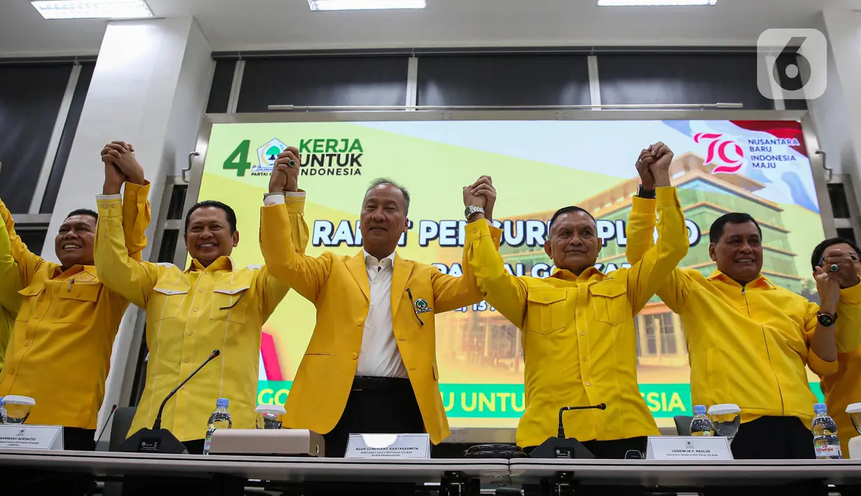 Wakil Ketua Umum Partai Golkar Bambang Soesatyo (kedua kiri), Wakil Ketua Umum Partai Golkar Agus Gumiwang (tengah) dan Sekjen DPP Partai Golkar Lodewijk F. Paulus (kedua kanan) berfoto sebelum memulai rapat pengurus pleno DPP Partai Golkar di Gedung Golkar Slipi, Jakarta Barat, Selasa (13/8/2024). (Liputan6.com/Angga Yuniar)