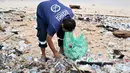 Menurut salah satu anggota Sungai Watch, Made Hari Semara, pada Kamis (26/12/2024), sampah-sampah ini merupakan kiriman dari laut yang terbawa arus akibat cuaca ekstrem. (SONNY TUMBELAKA/AFP)