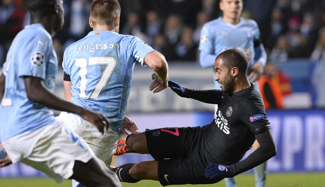 Pemain PSG, Lucas Moura, terjatuh saat berebut bola dengan pemain Malmo FF, Rasmus Bengtsson pada laga Liga Champions di Swedia, Rabu (25/11/2015). WIB dini hari. (AFP Photo/Jonathan Nackstrand)