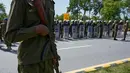 Pertemuan ini menyusul kesepakatan gencatan senjata sementara selama dua minggu di tengah ketegangan tinggi antara Iran dan Amerika Serikat dengan fokus utama pada keamanan di Selat Hormuz. Tampak dalam foto, seorang petugas polisi berjaga sementara yang lain mengikuti pengarahan sebelum penugasan mereka di Islamabad, Pakistan, untuk memastikan keamanan menjelang kemungkinan negosiasi antara Iran dan Amerika Serikat, Jumat 10 April 2026. (AP Photo/Anjum Naveed)