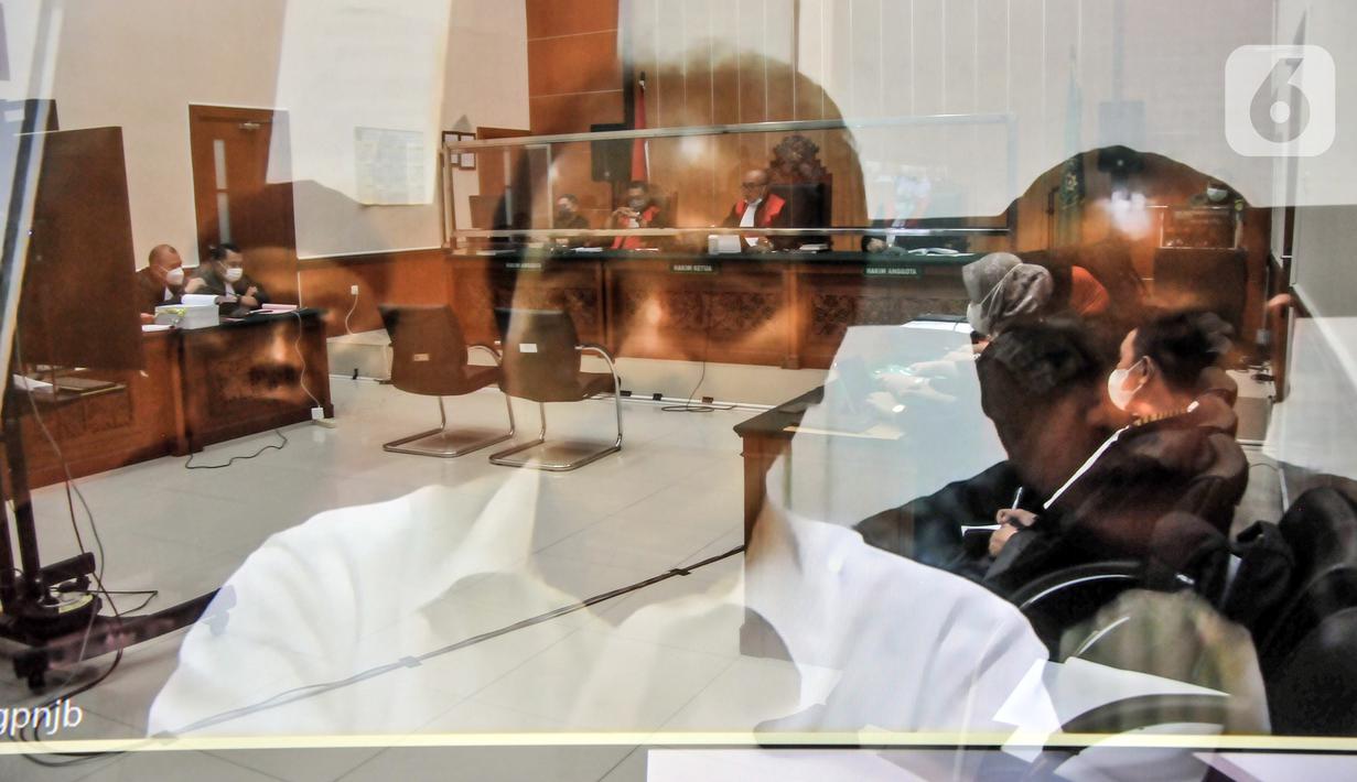 Terdakwa Roy Suryo hadir secara virtual atau online saat menjalani sidang perdana kasus meme stupa Candi Borobudur di Pengadilan Negeri Jakarta Barat, Rabu (12/10/2022). Sidang pembacaan dakwaan atas kasus meme stupa Candi Borobudur mirip Presiden Joko Widodo atau Jokowi tersebut dihadiri oleh terdakwa Roy Suryo secara virtual. (merdeka.com/Iqbal S. Nugroho)
