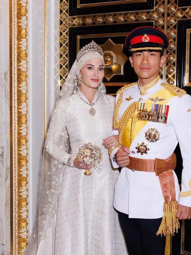 Tiara yang dikenakan Anisha Rosnah