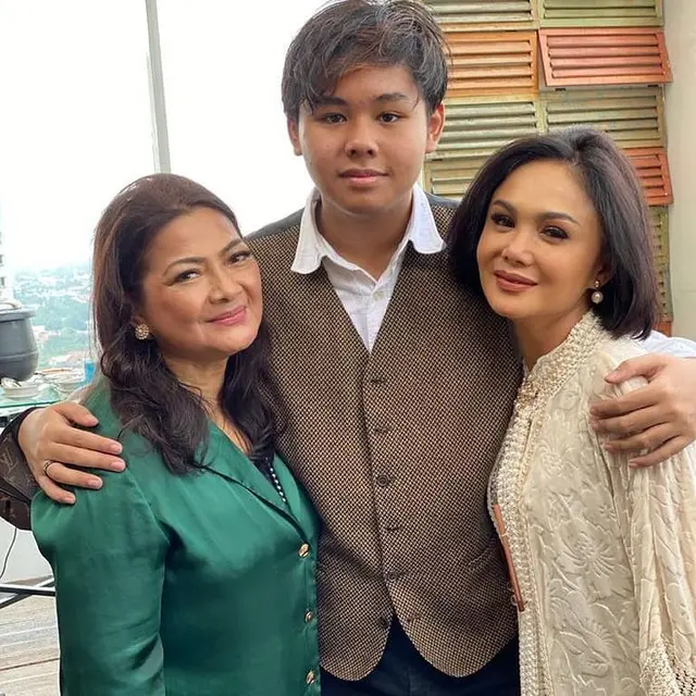 Keakraban Yuni Shara dan Nur Afni Octavia.