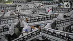 Massa calon pekerja migran Indonesia membawa poster memadati badan jalan Gatot Subroto, berunjuk rasa di depan kompleks Kemenaker, Jakarta, Senin (18/10/2021). Aksi dilakukan untuk menuntut kejelasan status penempatan mereka. (Liputan6.com/Faizal Fanani)