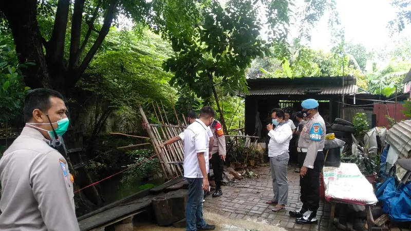 Polisi melakukan olah TKP di lokasi penemuan jasad korban mutilasi di Kayuringin, Bekasi Selatan, Kota Bekasi