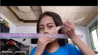 Penggaris yang digunakan untuk membantu selebgram cilik memulaskan blush on itu berukuran 50 cm. (dok. Instagram @naylaqatrunnada_/https://www.instagram.com/p/BrhvI7FBGm3/Dinny Mutiah)