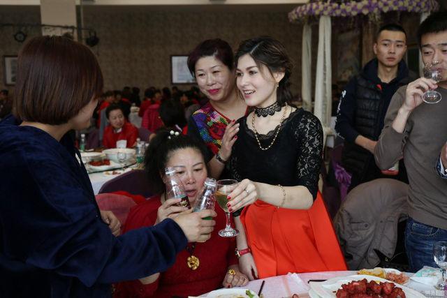 Pernikahan Sophia dan Chen digelar dengan sangat sederhana | Photo: Copyright shanghaiist.com