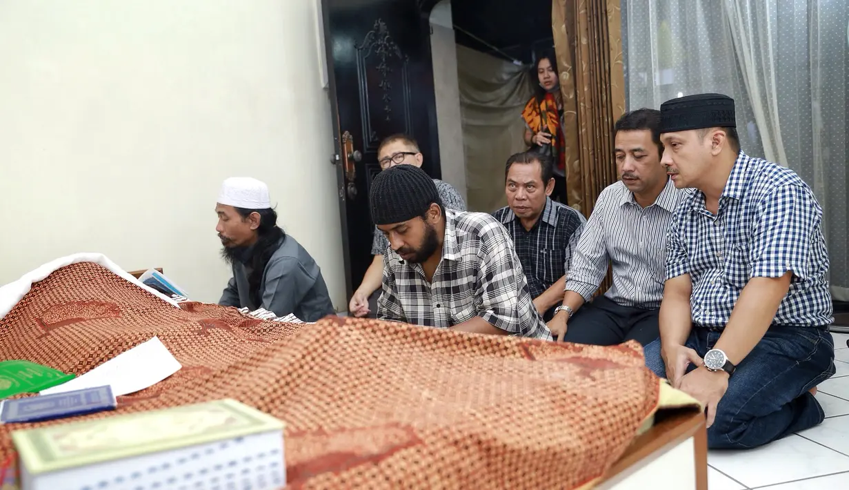 Sambil mengusap air matanya, Adi saat mengenang ibunda memperjuangkan anak-anaknya. Tidak mengenal lelah dan tidak memikirkan dirinya sendiri. (Galih W. Satria/Bintang.com)