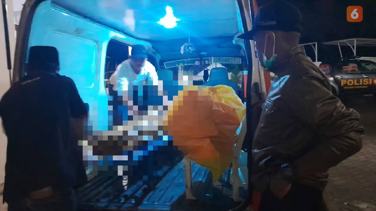 Jenazah SS dibawa pulang pihak keluarga untuk dimakamkan (Hermawan Arifinato/Liputan6.com)