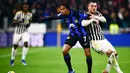 Pemain Inter Milan, Juan Cuadrado, berebut bola dengan pemain Juventus, Filip Kostic, pada laga pekan ke-13 Serie A 2023/2024 di Allianz Stadium, Senin (2/11/2023). (AFP/Marco Bertorello)