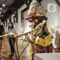 Pengunjung mengamati salah satu koleksi wayang yang ditampilkan dalam pameran 'Wayang Rupa Kita' di Bentara Budaya, Palmerah, Jakarta, Senin (22/11/2021). Pameran dikemas menarik dan relevan dengan fenomena yang dihadapi saat ini. (merdeka.com/Iqbal S. Nugroho)