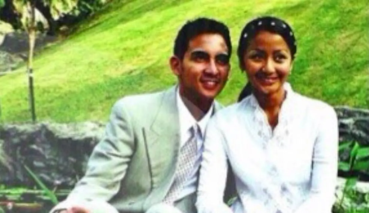 Sembilan tahun pasangan ini menjalin kasih. Keduanya sepakat meresmikan hubungannya. Frans dan Amara sepakat menikah pada 1 Desember 1999 di Hong Kong, bukan di Indonesia. Negara itu dipilih, lantaran keduanya nikah beda agama. (dok. Pribadi)