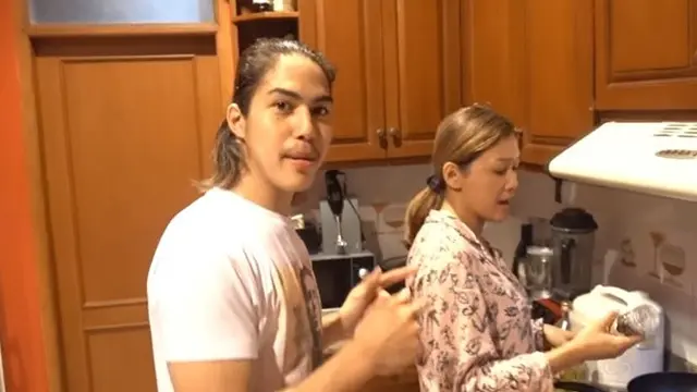 7 Momen Maia Estianty Masak di Rumah, Pakai Piyama dan Tanpa Makeup