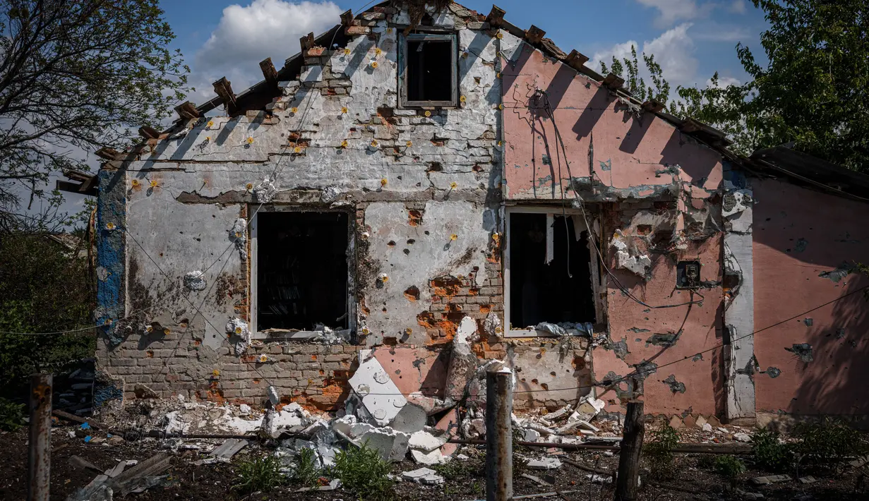 <p>Seorang pria lanjut usia duduk di kursi roda setelah menerima bantuan kemanusiaan, di tengah invasi Rusia ke Ukraina, di desa Vilkhivka, dekat kota timur Kharkiv, pada 14 Mei 2022. Puluhan rumah di Vilkhivka, sebuah desa berpenduduk sekitar 2.000 jiwa, hancur oleh peluru, ledakan atau kebakaran. Puing-puing berserakan di jalan-jalan termasuk selongsong peluru, dan sisa-sisa amunisi. (Dimitar DILKOFF / AFP)</p>