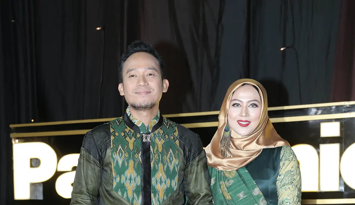 Berdasarkan Santi, mengenakan hijab layaknya wanita muslimah pada umumnya adalah keinginan sejak lama. Sebagai seorang muslimah, ia merasa wajib menutup auratnya. (Galih W. Satria/Bintang.com)