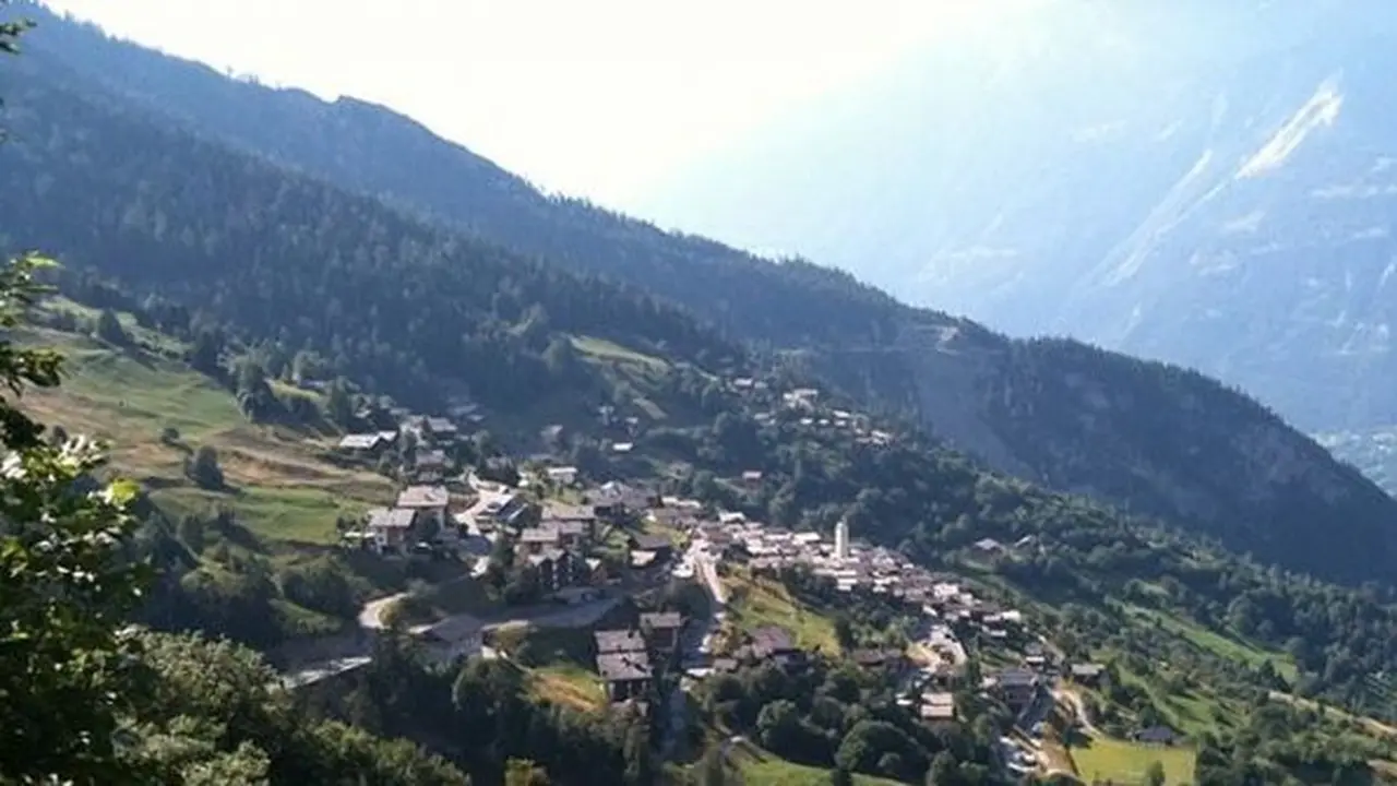 desa albinen di swiss. ©Oddity Central