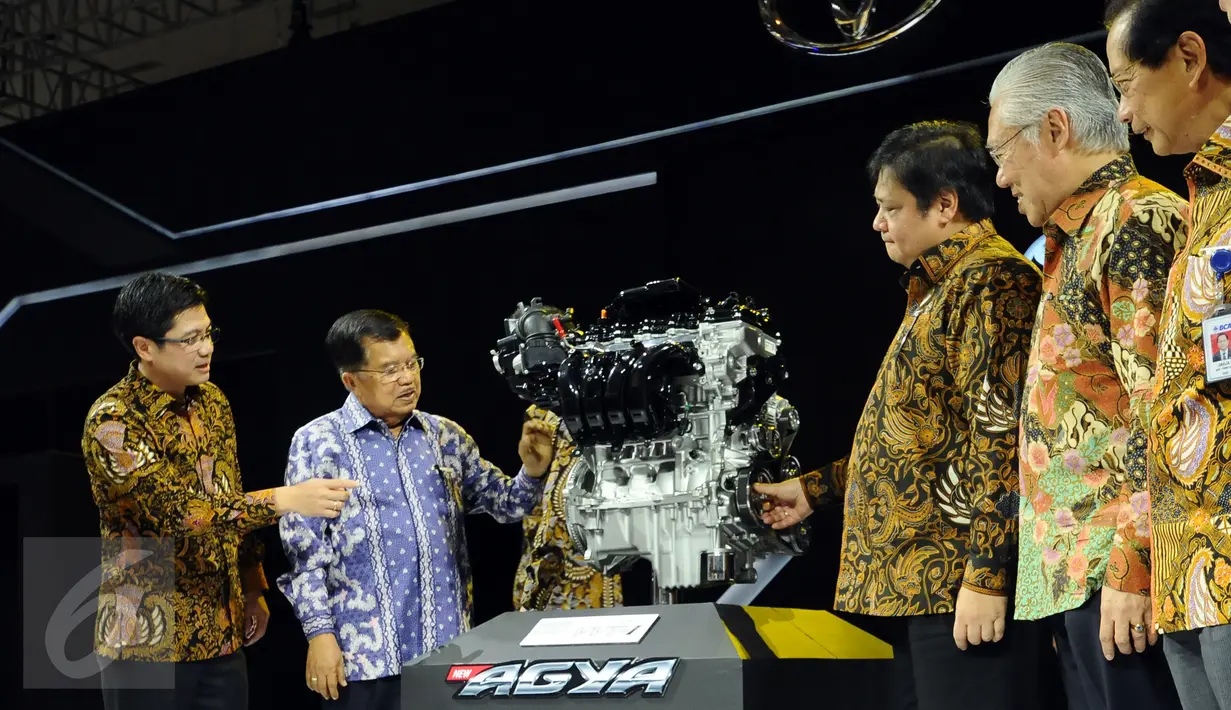 Wakil Presiden, Jusuf Kalla (kedua kiri) melihat mesin mobil di salah satu stand usai membuka Indonesia Internasional Motor Show (IIMS) 2017 di Jakarta, Kamis (27/4). IIMS 2017 akan berlangsung hingga 7 Mei 2017. (Liputan6.com/Helmi Fithriansyah)