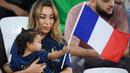 Istri Kingsley Coman, Sabrajna Duvad, bersama anaknya hadir langsung memberikan dukungan saat Timnas Prancis berhadapan dengan Tunisia di Stadion Education City, Al-Rayyan (30/11/2022). (AFP/Franck Fife)