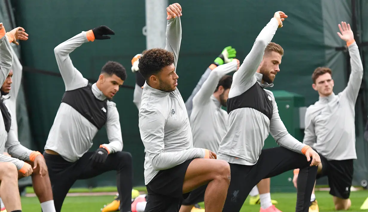 Para pemain Liverpool tampak serius saat melakukan sesi latihan jelang laga Liga Champions di Liverpool, Selasa (12/9/2017). Liverpool akan berhadapan dengan Sevilla. (AFP/Anthony Devlin)