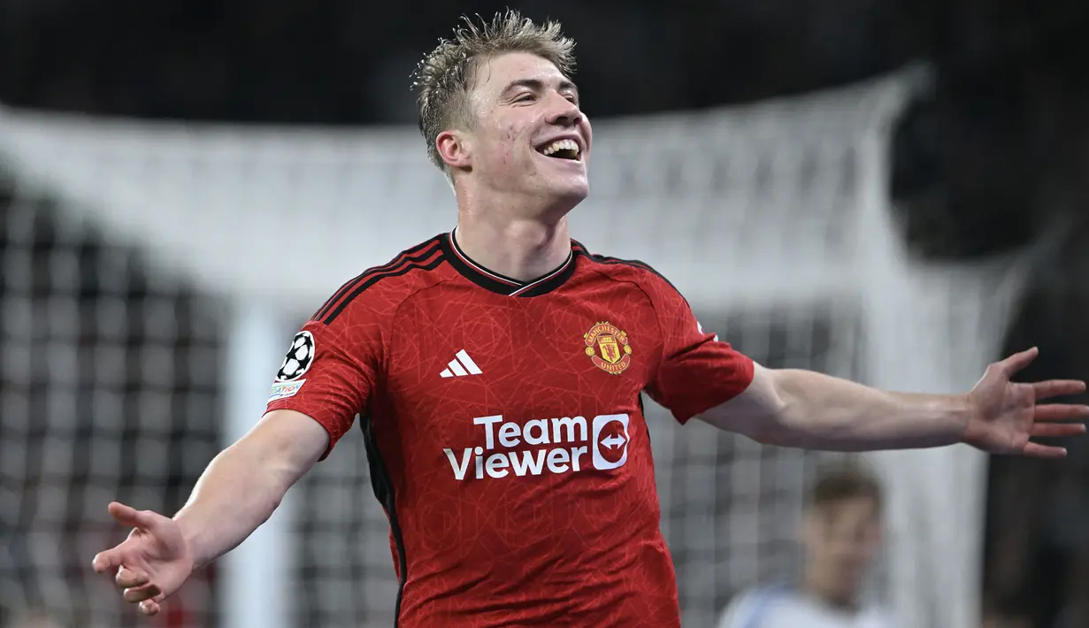 Rasmus Hojlund yang kini tengah menjalani musim pertama bersama Manchester United juga total mencetak 5 gol dari 6 laga di fase Grup A Liga Champions 2023/2024. Bersama MU, ia menjadi satu-satunya top skor dalam daftar yang gagal melangkah ke babak 16 besar setelah Manchester United hanya menempati posisi juru kunci Grup A dengan koleksi 4 poin, kalah bersaing dengan tiga tim lainnya, Bayern Munchen, FC Copenhagen dan Galatasaray. (AFP/Jonathan Nackstrand)
