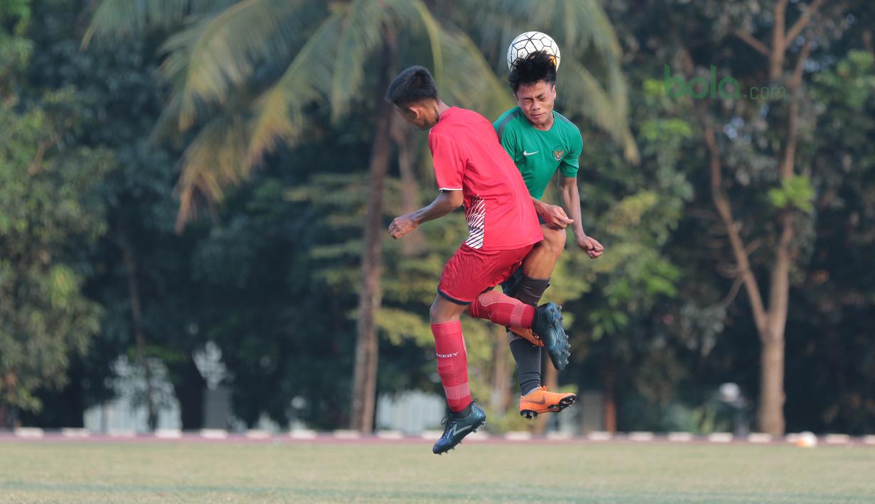 Duel pemain Timnas Indonesia U-16 (kanan) dan  pemain Top Skor U-16  pada laga uji coba di Lapangan Atang Sutresna, Cijantung, Kamis (10/5/2018). Tim Top Skor U-16 menang 2-0 atas Timnas Indonesia U-16. (Bola.com/Nick Hanoatubun)