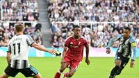 Gelandang Liverpool asal Belanda, Ryan Gravenberch, berlari membawa bola saat laga Premier League antara Newcastle United dan Liverpool di St James' Park, Newcastle, 23 Agustus 2026. (Paul Ellis / AFP)