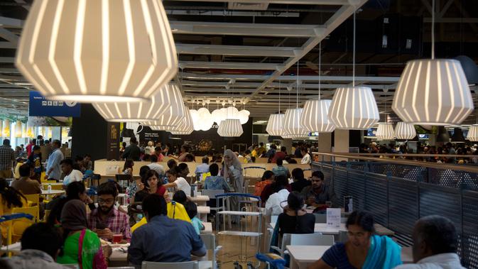 Pengunjung memadati restoran di dalam IKEA saat membuka toko pertamanya di Hyderabad, Kamis (9/8).  Perusahaan furnitur Swedia itu membuka toko pertamanya di India, lima tahun setelah menerima persetujuan investasi di negara itu. (AP/Mahesh Kumar A.)