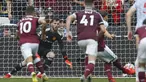 Pekan kelima Liga Inggris 2021/2022 telah usai dan menyisakan aksi-aksi menawan para pemain untuk meraih kemenangan. Aksi David De Gea di masa injury time dalam menepis tendangan penalti Mark Noble menjadi salah satunya. Bagaimana aksi pemain lainnya? (AFP/Ian Kington)