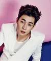 Henry Lau menguasai enam bahasa yaitu Korea, Inggris, Kanton, Mandarin, Thailand, dan Prancis. Tak hanya berbakat dalam musik, ia juga pandai menguasai bahasa baru. (Foto: soompi.com)