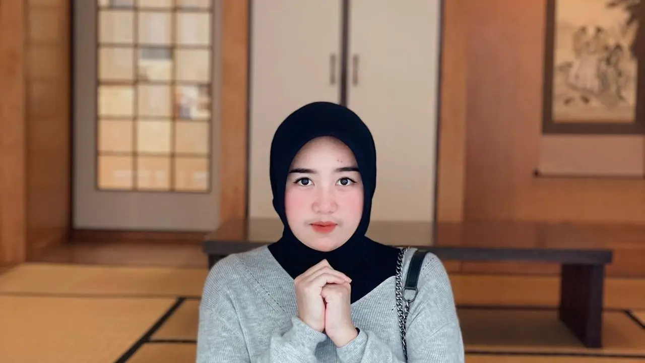 Potret Salmania yang diisukan dekat dengan Teuku Ryan (Sumber: Instagram/@salmaniia.f)