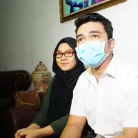 Aldi Taher ditemani sang istri memberikan keterangan tentang sakit kanker getah bening yang diidapnya. (Syaiful Bahri/Bintang.com)