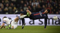 Pemain Paris Saint-Germain, Thiago Motta (kanan) berebut bola dengan pemain Chelsea Garry Cahil pada leg pertama babak 16 Liga Champions, di Parc des Princes, Paris, Rabu (17/2/2016) dini hari WIB.  (AFP / Franck Fife)