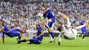 Pemain bertahan Juventus berjuang mempertahankan area pertahanan saat melawan Real Madrid. (AFP/Gerard Julien)