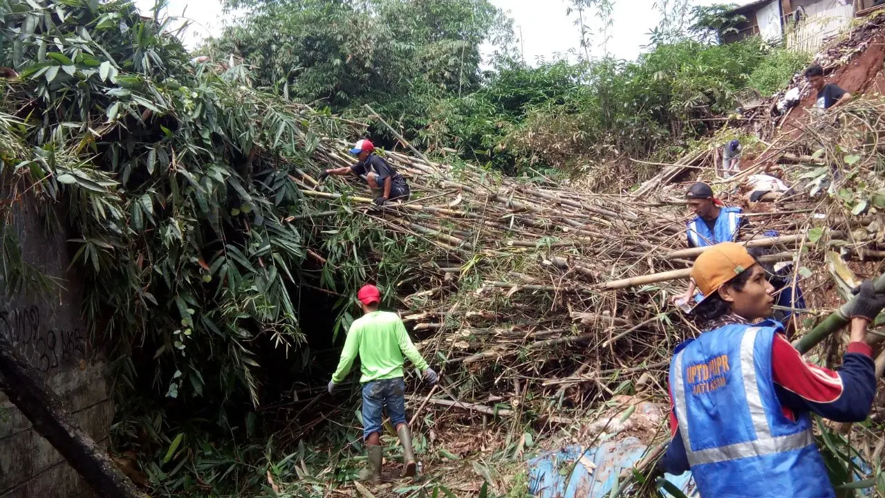 Tanah Longsor Timpa Sebuah Rumah di Perumahan Kemang Bekasi