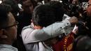 Anak memeluk terdakwa kasus dugaan penghilangan barang bukti pengaturan skor Joko Driyono usai vonis di PN Jakarta Selatan, Selasa (23/7/2019). Hakim menilai terdakwa yang karib disapa Jokdri itu terbukti melanggar Pasal 235 jo Pasal 233 Pasal 55 ayat 1 ke-2 KUHP. (Liputan6.com/Faizal Fanani)
