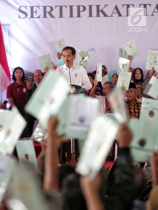Presiden Joko Widodo memberikan sambutan saat pembagian sertifikat tanah kepada warga di Pusat Penerbangan Angkatan Darat, Pondok Cabe,  Tangsel, Jumat (25/1). Pada kesempatan ini, 40.172 sertifikat tanah dibagikan oleh Jokowi (Liputan6.com/Faizal Fanani)