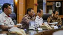 Menko Polhukam Mahfud Md (kedua kiri) saat berbincang dengan jajaran Grup Emtek di Kantor Kemenko Polhukam, Jakarta, Kamis (12/3/2020). Jajaran Grup Emtek mengunjungi Mahfud Md untuk bersilatuhrami. (Liputan6.com/Faizal Fanani)