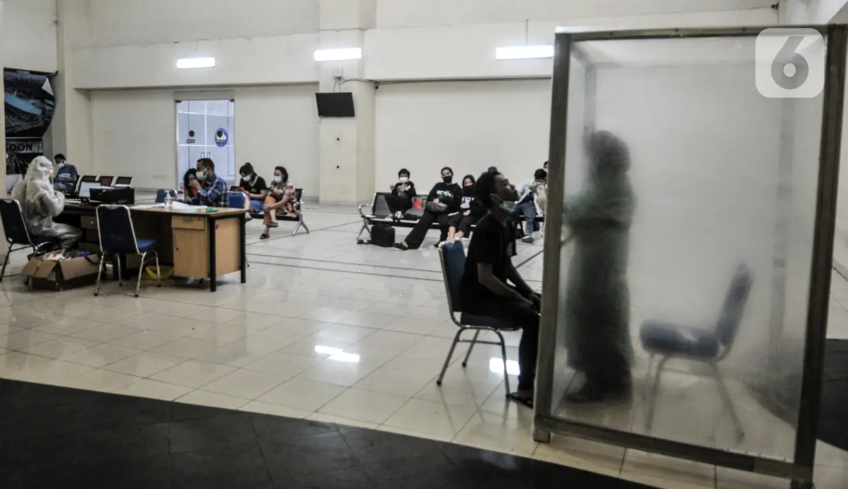 Suasana saat calon penumpang bus antarkota antarprovinsi (AKAP) menjalani rapid test antigen COVID-19 di Terminal Pulogebang, Jakarta, Rabu (30/12/2020). Pengelola terminal mewajibkan calon penumpang untuk memiliki surat kesehatan bebas COVID-19 sebelum keluar Jakarta. (merdeka.com/Iqbal S. Nugroho)