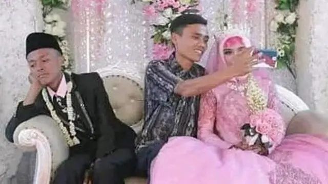 5 Aksi Kocak Tamu Undangan Bareng Pengantin Ini Bikin Geleng Kepala
