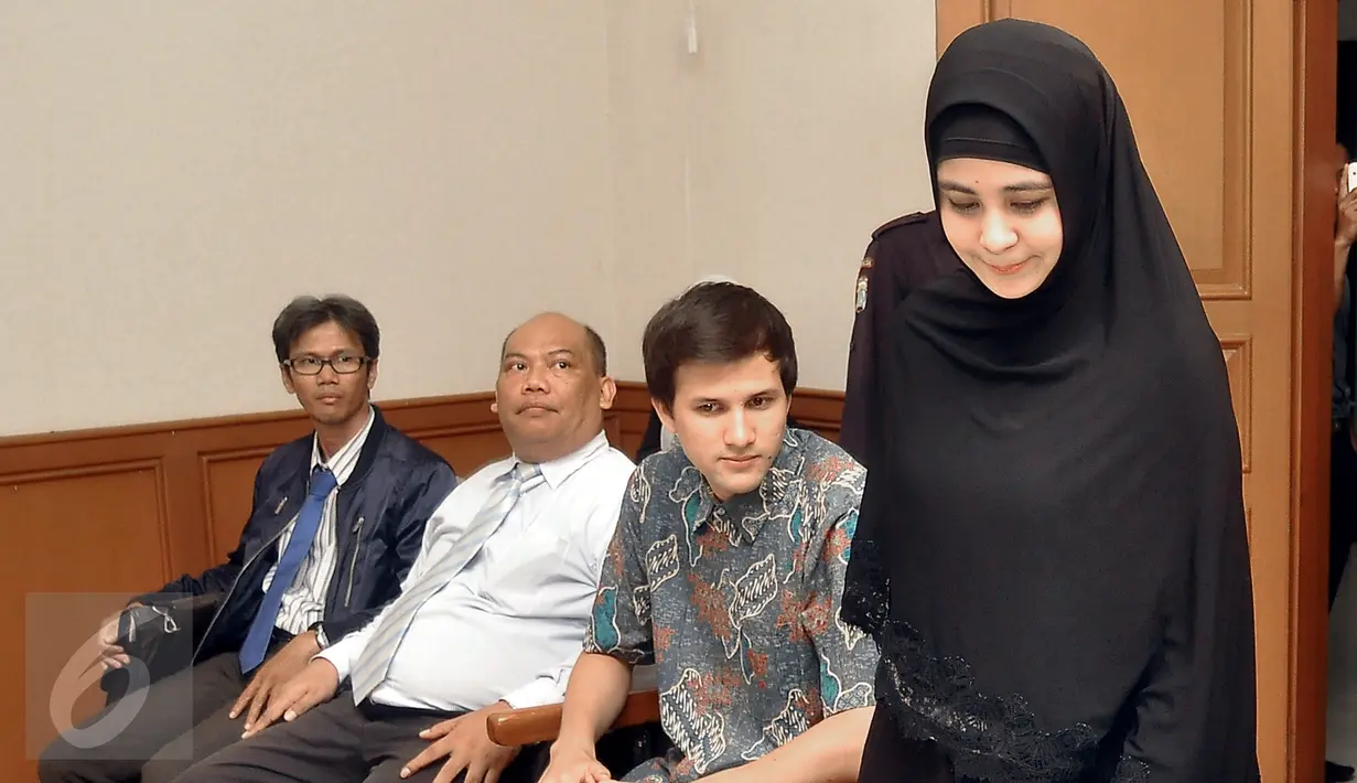 Stuart Collin tampak mengamati kedatangan Risty Tagor ke dalam ruang sidang Pengadilan Agama Jakarta Selatan, Kamis (28/1). Tiga bulan tak dinafkahi lahir batin, Risty anggap Stu bukan suaminya lagi. (Liputan6.com/Herman Zakharia)