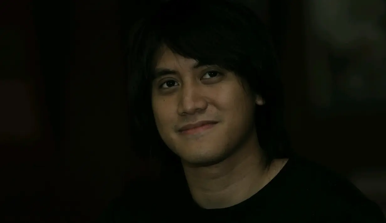 "Yang sesuai dengan kebutuhanku, yang sering manggung di berbagai venue. Aku butuh busana yang bukan hanya fashionabel, tapi juga nyaman," pungkas Kevin Aprilio. (Galih W. Satria/Bintang.com)