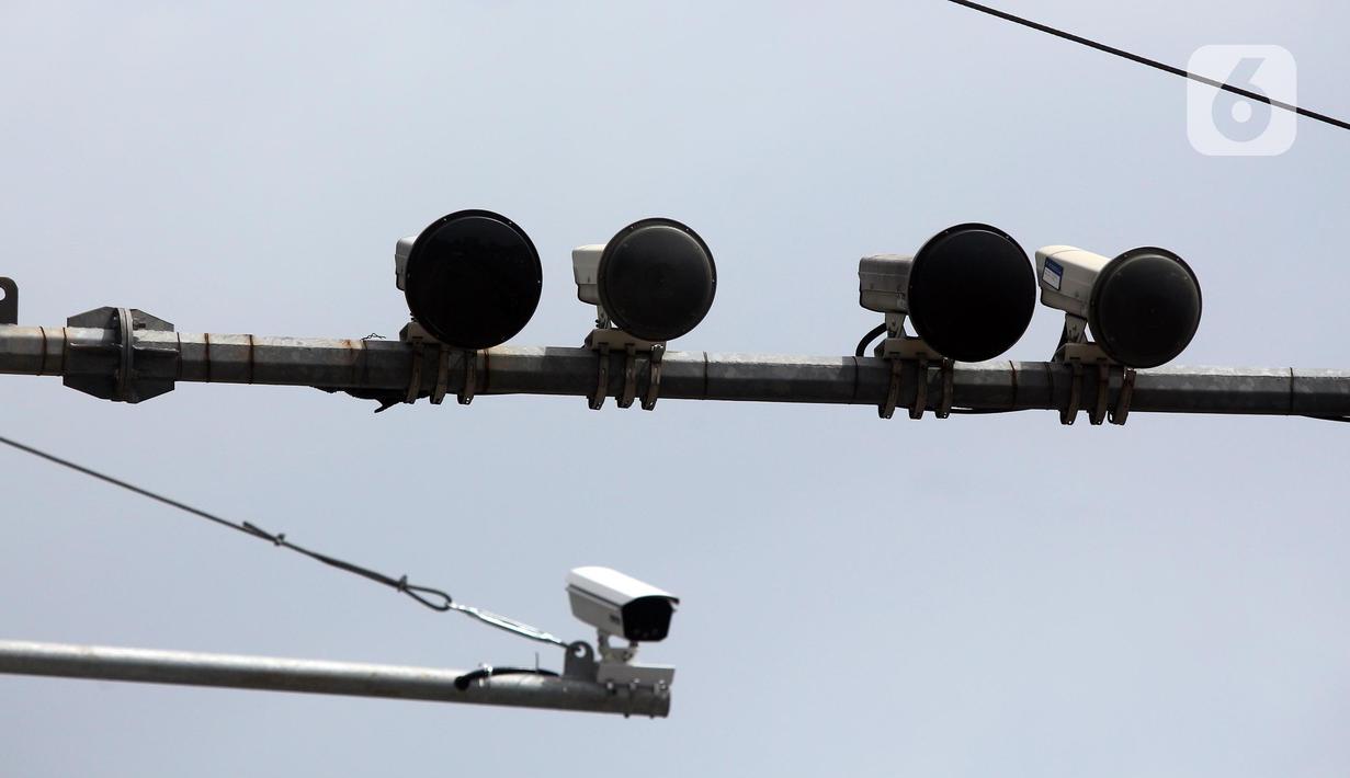Kamera electronic traffic law enforcement (ETLE) yang dipasang di Jalan S Parman, Slipi, Jakarta, Senin (20/2/2023). Polda Metro Jaya akan memberlakukan 70 kamera ETLE statis di beberapa ruas jalan di Jakarta di tahun ini. (Liputan6.com/Johan Tallo)