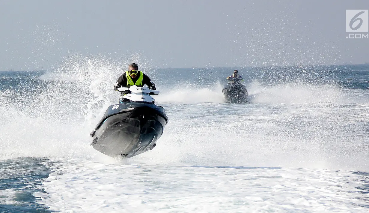 Seorang pemain jet ski SCI melakukan lompatan saat konvoi menuju Pulau Pramuka pada acara SCI Peduli 2017 di Jakarta, Sabtu (17/6). Aksi konvoi tersebut juga menjadi hiburan bagi warga Kepulauan Seribu. (Liputan6.com)