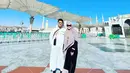 Bulan Februari lalu, Yeni Inka dan suami membagikan momen umrah bersama. Menurut sang suami, umrah ini sekaligus honeymoon. "Alhamdulilah honeymoon di tanah suci @yeniinka," tulis khrisnashakti. [Instagram/khrisnashakti]