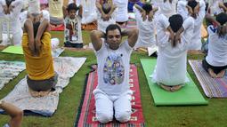 Peserta tengah berkonsentrasi melakukan gerakan yoga menjelang peringatan Hari Yoga Sedunia, di Art of Living ashram di Bengaluru, India, Sabtu (13/5/2015). Hari Yoga Dunia dirayakan pada 21 Juni. (REUTERS/Abhishek N. Chinnappa)