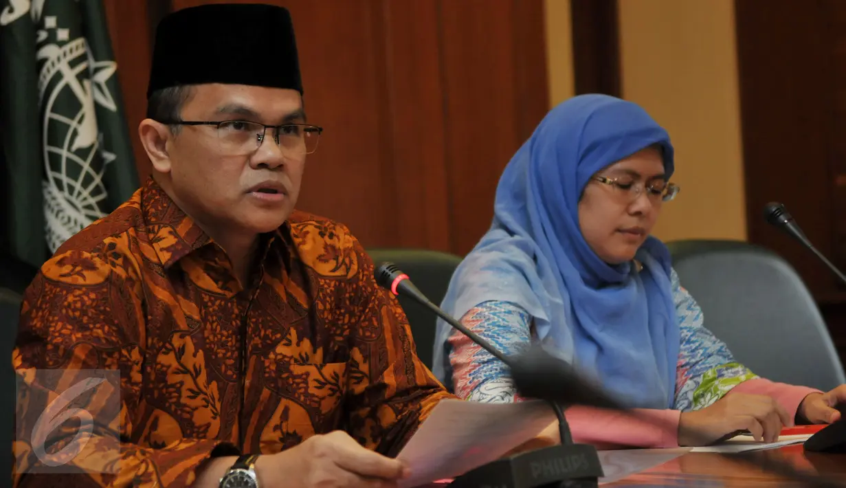 Ketua LKNU, Hisyam Said Budairi (kiri) memberikan keterangan pers di Kantor PBNU, Jakarta, Sabtu (5/3/2016). Hisyam membantah dukungan kepada LGBT melalui kerja sama dengan Global Fund (Liputan6.com/Johan Tallo)